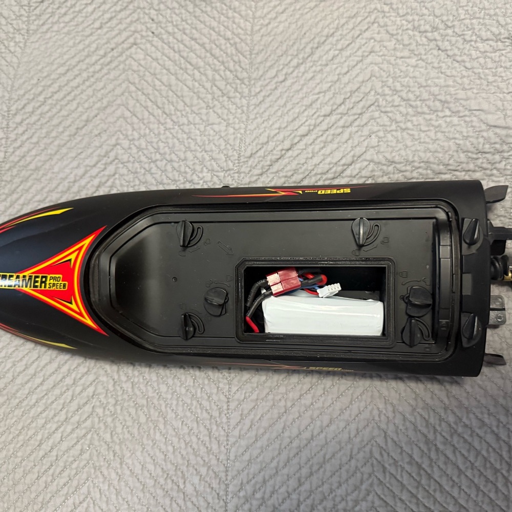 Streamer Remote Control High Speed Boat - Picture 9 of 11